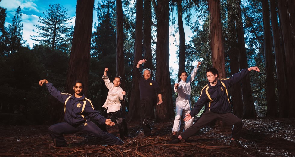 一群人在森林里

描述已自动生成